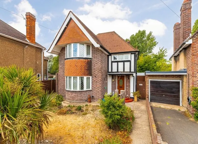 Murray Avenue, Hounslow, TW3, photo 1
