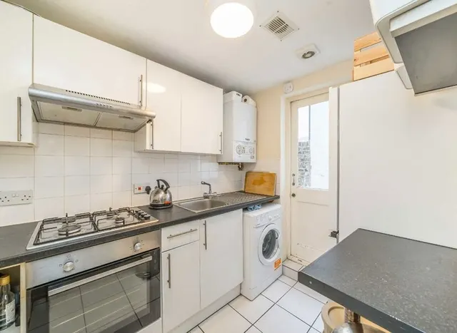 Photo 3 — Tremadoc Road, Clapham, SW4