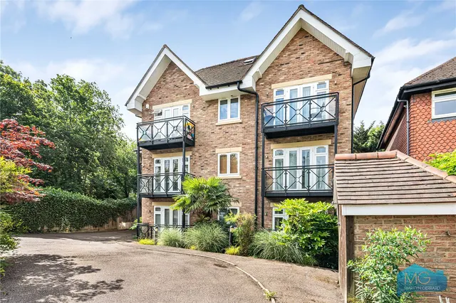 Holden Road, London, N12, photo 1