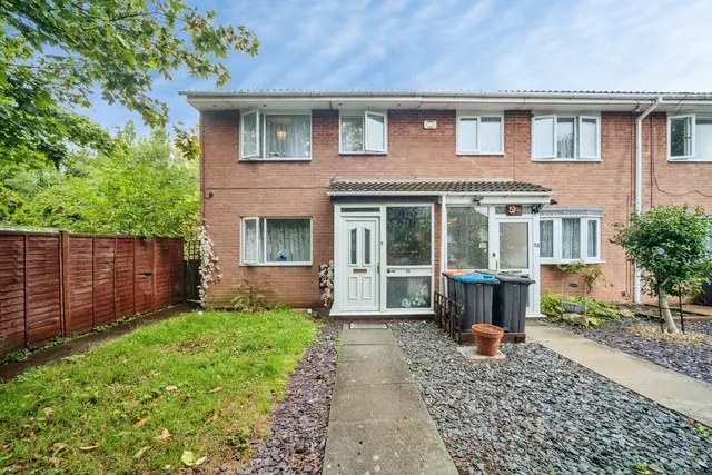Larch Grove, Bletchley, MK2, photo 1
