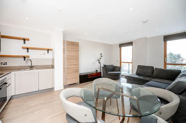 Photo 2 — Flat 20, New Malden House