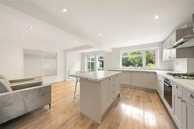 Greenway Close, West Byfleet, KT14, photo 3