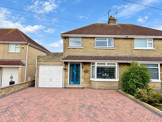 3 bedroom house, Woodside Avenue, Swindon
