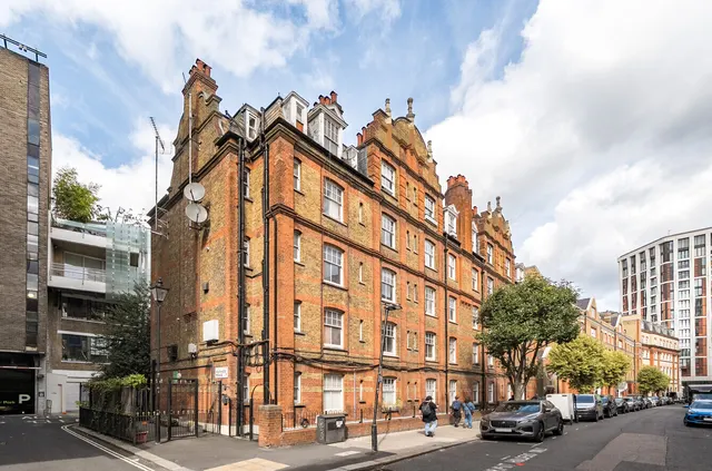Parker Mews, London, photo 1