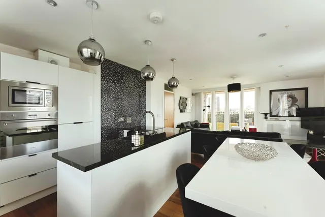 Queens Road West, London, E13, photo 2