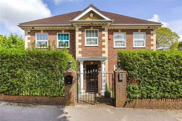 Meadowbanks, Barnet Road, Arkley, Hertfordshire, EN5 3LY, photo 1