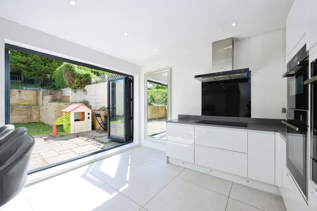 Photo 3 — Byron Avenue, Coulsdon, CR5