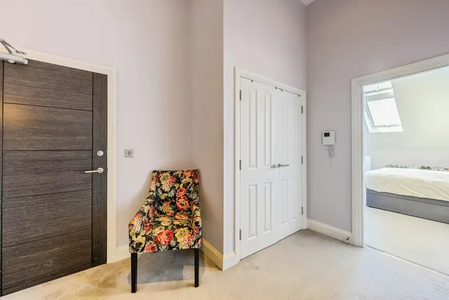Challenge Court, Leatherhead, KT22, photo 3