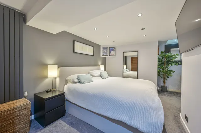 Photo 3 — Flat 2, 90 West Hill, London