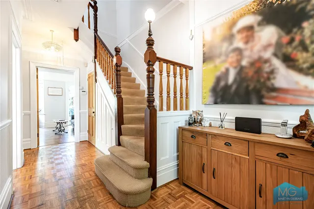 Village Road, Enfield, EN1, photo 2
