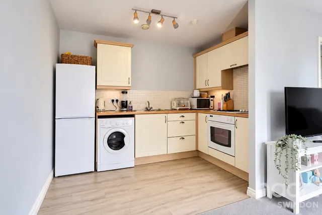 Callington Road, Swindon, SN25, photo 3