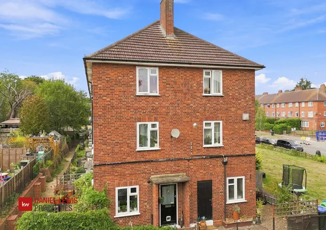 Hillyfields, Loughton, IG10, photo 1