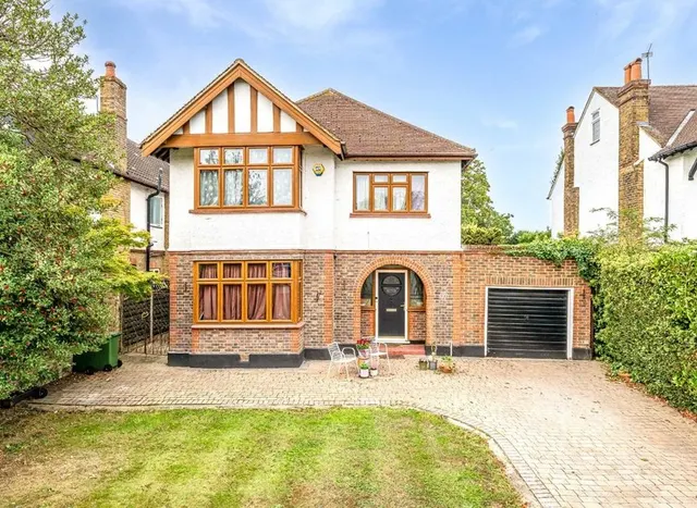 The Avenue, Sunbury-On-Thames, TW16, photo 1