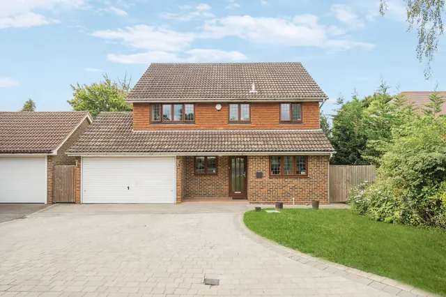 Oaklands, Leatherhead, KT22, photo 1