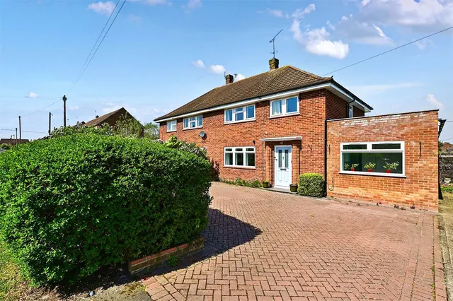 Somerville Crescent, Yateley, Hampshire, GU46 6XE, photo 1