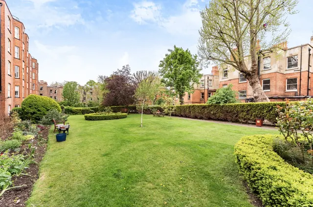 Finchley Road, London, NW3, photo 2
