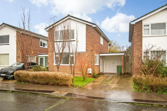 3 bedroom house — Kingfisher Avenue, Hythe, Kent, CT21