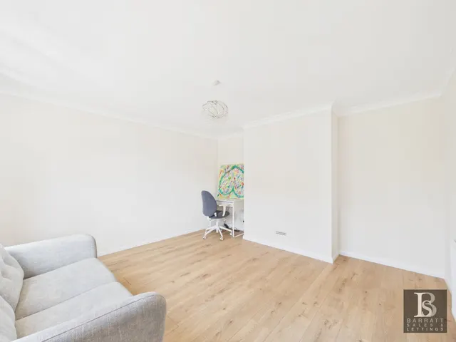 Stuart Close, Windsor, SL4, photo 3