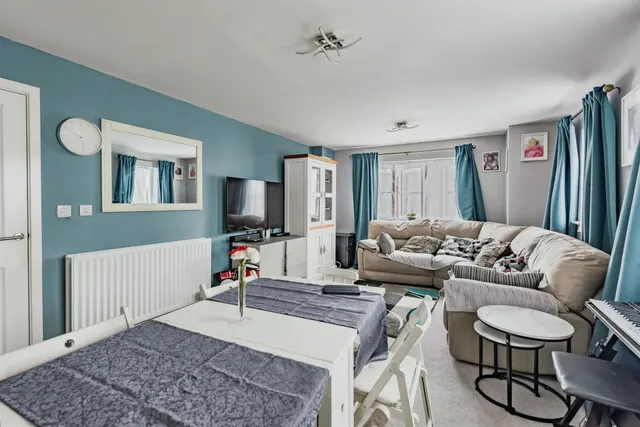 Richards Avenue, Horley, RH6, photo 2