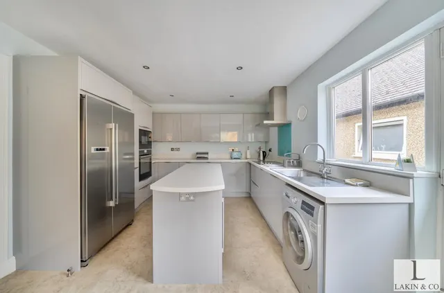 Photo 3 — Hercies Road, Hillingdon, UB10 9NB