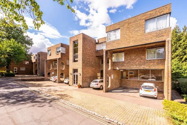 Stroudwater Park, Weybridge, KT13, photo 1