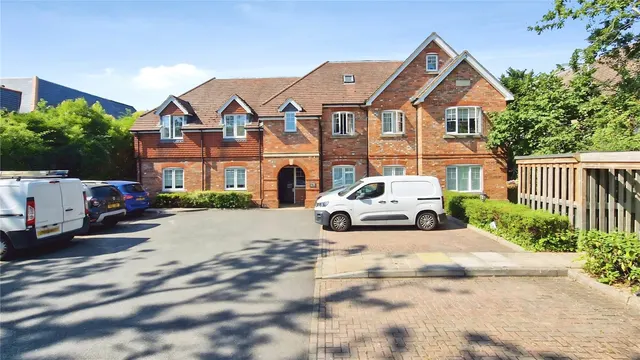 Forest Road, Binfield, Bracknell, Berkshire, RG42 4AF, photo 1