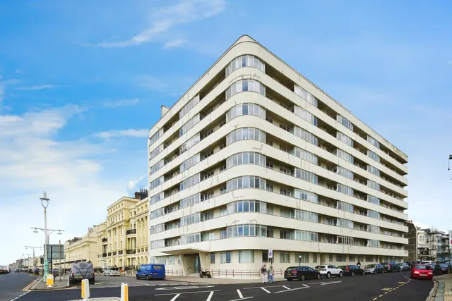 3 bedroom flat — Kings Road, Brighton