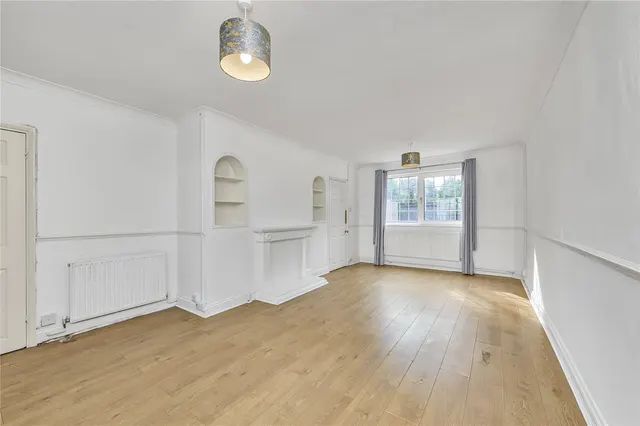 Photo 2 — Gauden Close, London, SW4