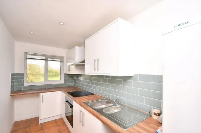 Photo 2 — Aspen Close, Aylesbury, HP20