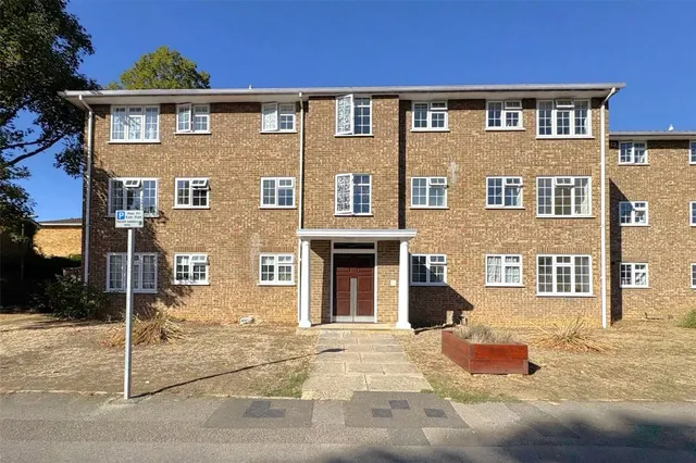 Waters Drive, Staines-upon-Thames, TW18, photo 1