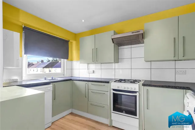 Cowper Gardens, Southgate, N14, photo 2