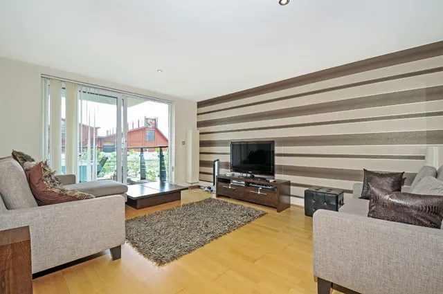 Smugglers Way, SW18, photo 1