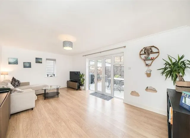 Photo 2 — School Lane, Hampton Wick, KT1