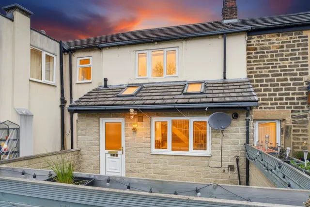 Carlinghow Lane, Batley, WF17, photo 1