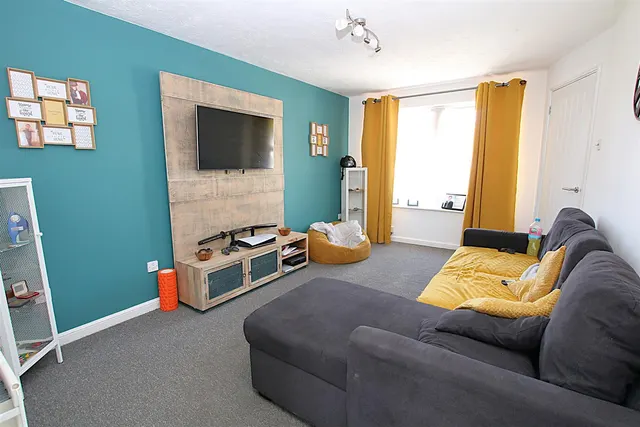 Photo 2 — Butts Croft Close, East Hunsbury