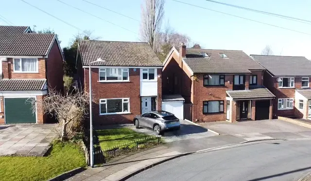 Rhodes Drive, Bury, BL9 8NH, photo 1