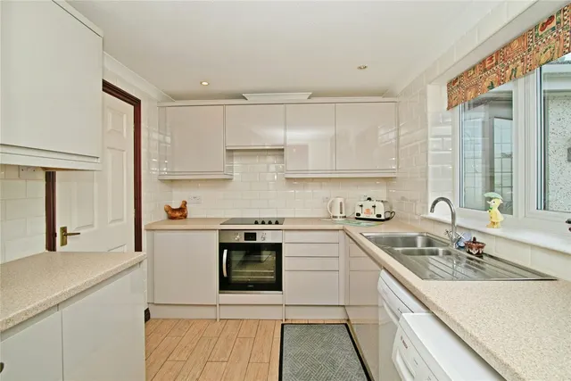 Glendale Crescent, Mount Hawke, TR4, photo 2