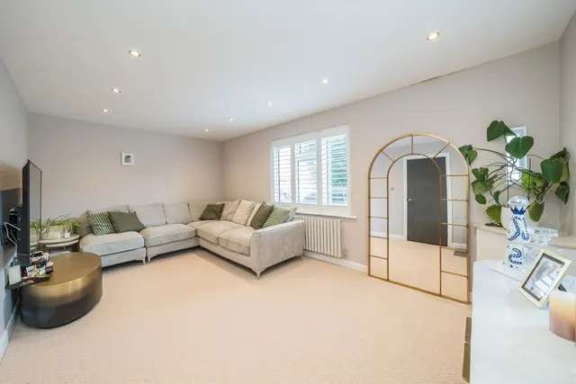 Twining Avenue, TW2, photo 2