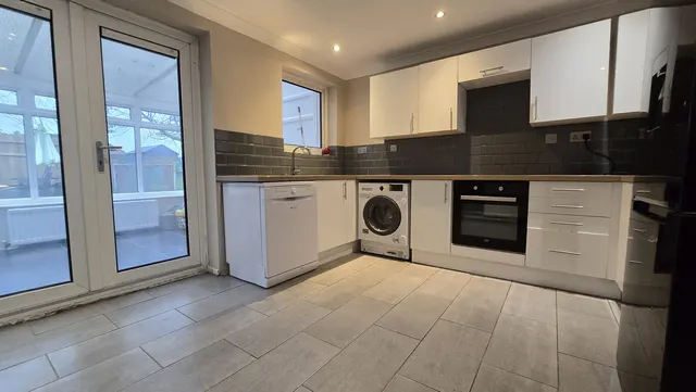 Photo 2 — Orpington, BR5 4DQ