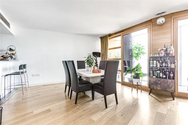 Lombard Road, London, SW11 3RF, photo 1