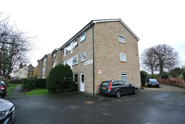 Feltham Hill Road, Ashford, Surrey, TW15 2BY, photo 1