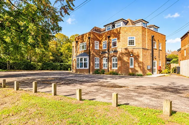 Woking, GU22, photo 1