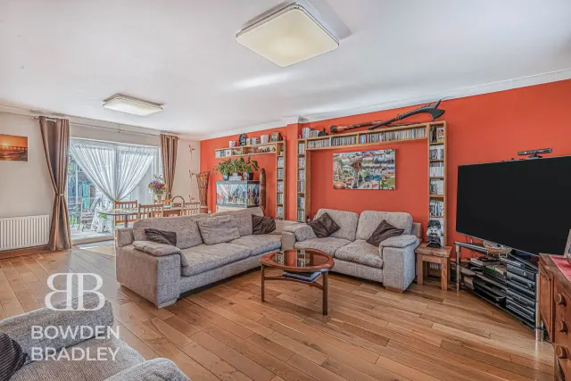 Manford Cross, Chigwell, IG7, photo 2