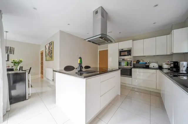 Romans Close, Guildford, GU1, photo 2