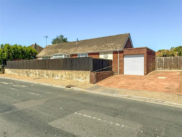 Courtwick Road, Wick, photo 1
