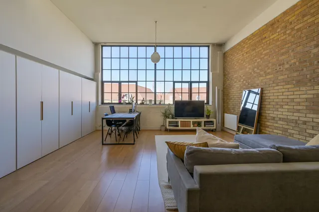 Photo 3 — 27 Chimney Court, 23 Brewhouse Lane, London