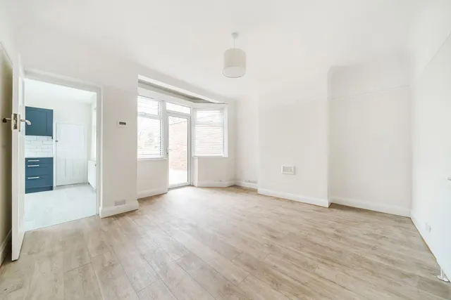 Photo 3 — Vale Crescent, Kingston Vale, London, SW15