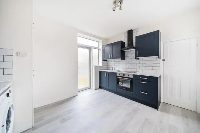Vale Crescent, Kingston Vale, London, SW15, photo 1