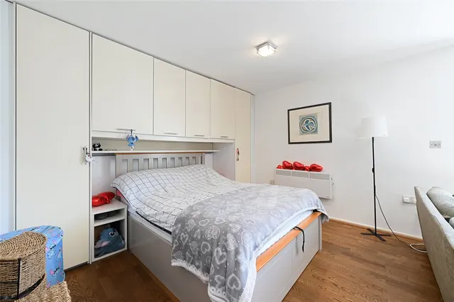 flat — Bazalgette Court, Great West Road, London, W6