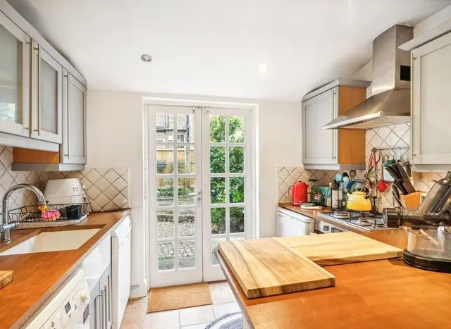 Photo 2 — Garfield Road, Clapham Common North Side, SW11